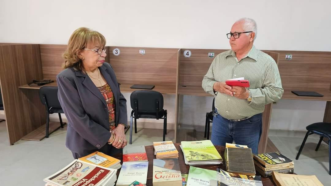 Entrega de Libros a la Biblioteca Municipal – Municipalidad de Villa Oliva